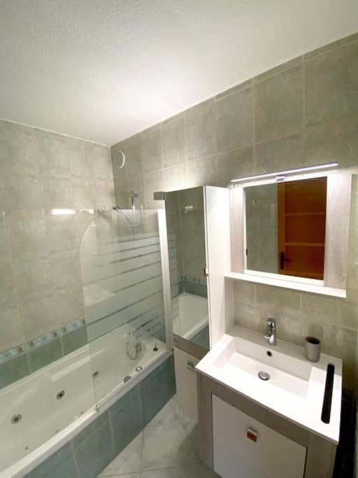 Appartement Spacieux 65M2, Avec Piscine Et Parking Fréjus Exteriér fotografie